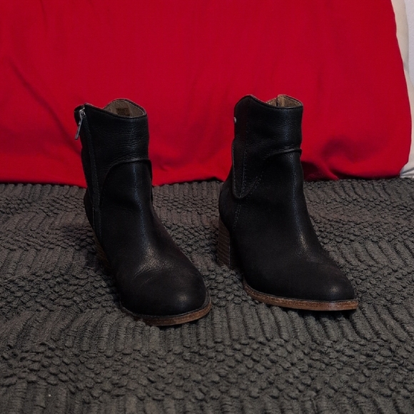 UGG Annie Black Leather Size 7 Woman's Ankle Boots EUC!